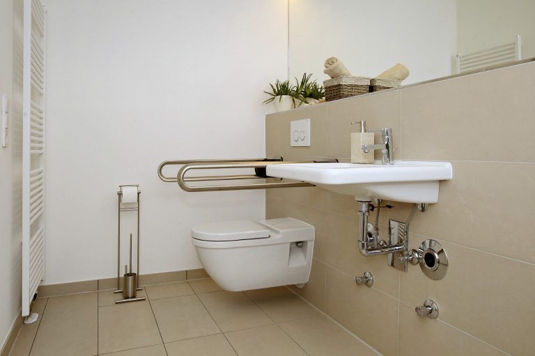 Toilette mit Aufstehhilfe zum hochziehen